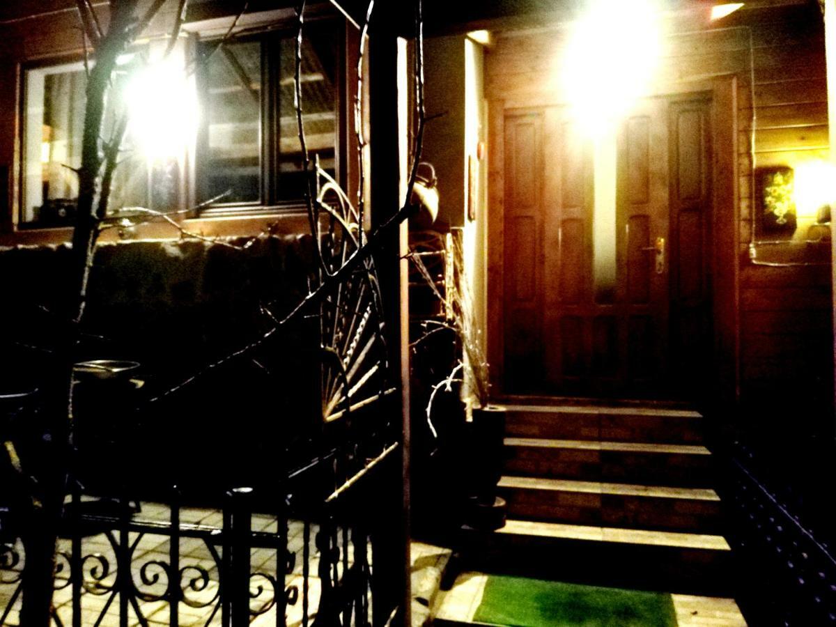 Leyla Guesthouse Castel Брашов Экстерьер фото