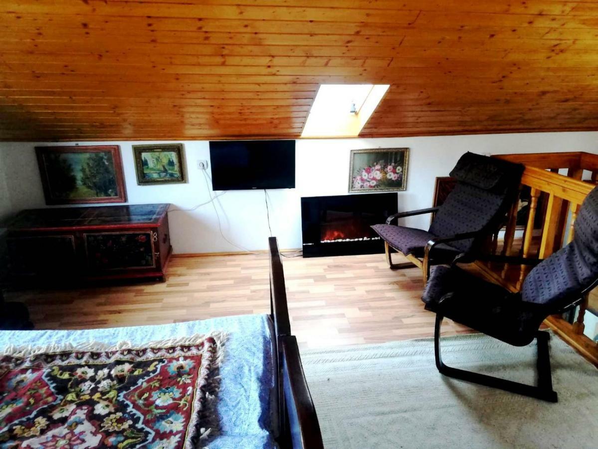 Leyla Guesthouse Castel Брашов Экстерьер фото
